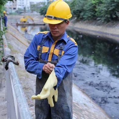 Một ngày theo chân công nhân nạo vét sông Tô Lịch