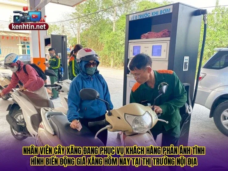 Nhân viên cây xăng đang phục vụ khách hàng phản ánh tình hình biến động giá xăng hôm nay tại thị trường nội địa